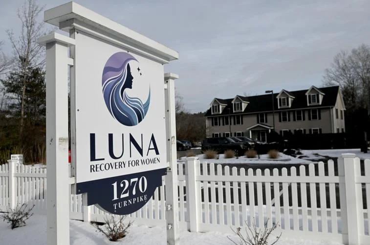 A photo of the exterior of Luna Recovery for Women, a women's mental health and addiction treatment center in North Andover, MA.
