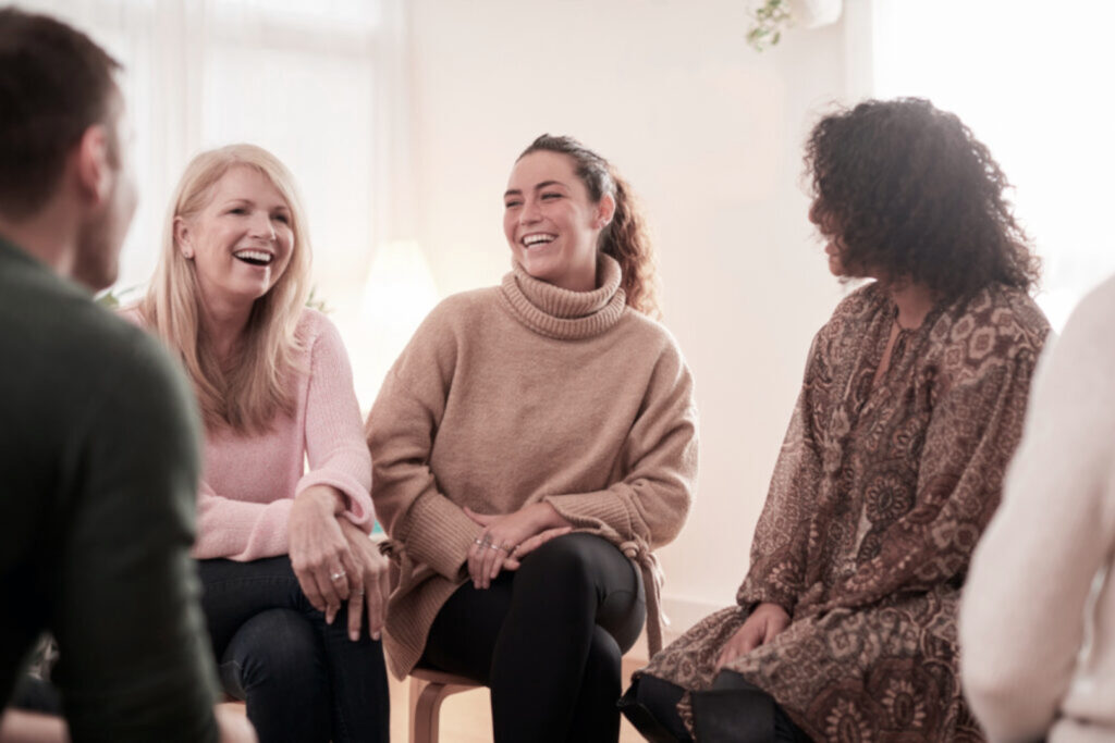 A group of people attending an outpatient alcohol addiction treatment program at Pillars Health Group.
