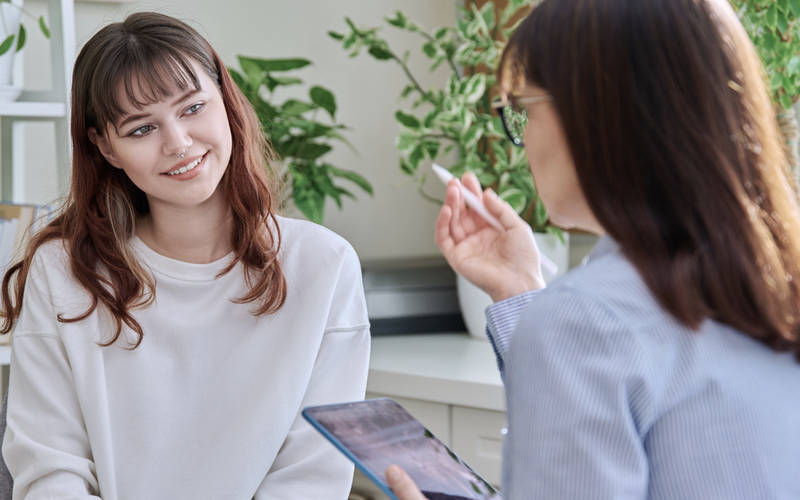 A teenage girl in therapy for teen body dysmorphia treatment at Pillars Health Group in Concord, MA.