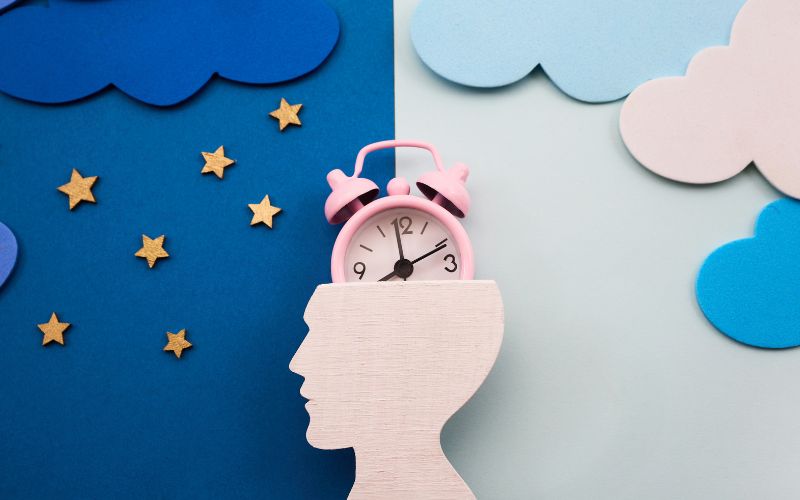 An illustrated image depicting the link between sleep issues and anxiety for teens.