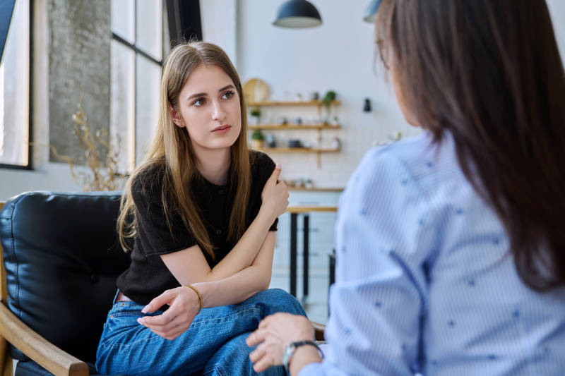 A young woman receiving outpatient CBT for her negative thinking.
